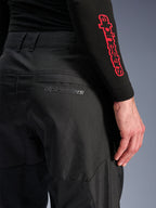 Pantalon Alpinestars C-1 Air, pantalon de moto en textile noir, vue rapprochée de la poche arrière avec un discret logo Alpinestars gris, doté de panneaux en mesh respirant et d'un polyfibre durable, conçu pour le confort de conduite urbaine