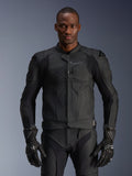 Alpinestars Dusk Airflow Leren Jas, zwarte motorjas, geperforeerd leer met beschermende padding op de schouders, nauwsluitend ontwerp, gedragen met bijpassende zwarte beschermende handschoenen