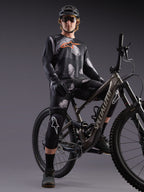 Alpinestars A-Dura Ride jersey met lange mouwen in Black Camo, gedragen door een mountainbiker in een studio.