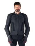 Alpinestars Missile V3, blouson de moto de course en cuir noir, porté par un mannequin avec gants et pantalon noirs assortis, doté de cuir perforé pour la ventilation, de sliders d'épaules externes et d'un design sportif élégant