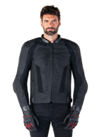 Alpinestars Missile V3, blouson de moto de course en cuir noir, porté par un mannequin avec gants et pantalon noirs assortis, doté de cuir perforé pour la ventilation, de sliders d'épaules externes et d'un design sportif élégant