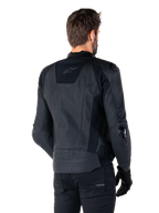 Veste en cuir Alpinestars Missile V3, Noir, vue de dos sur modèle, veste de sport de course haut de gamme en cuir, avec logo Alpinestars embossé en bas du dos et sliders de coude en TPU