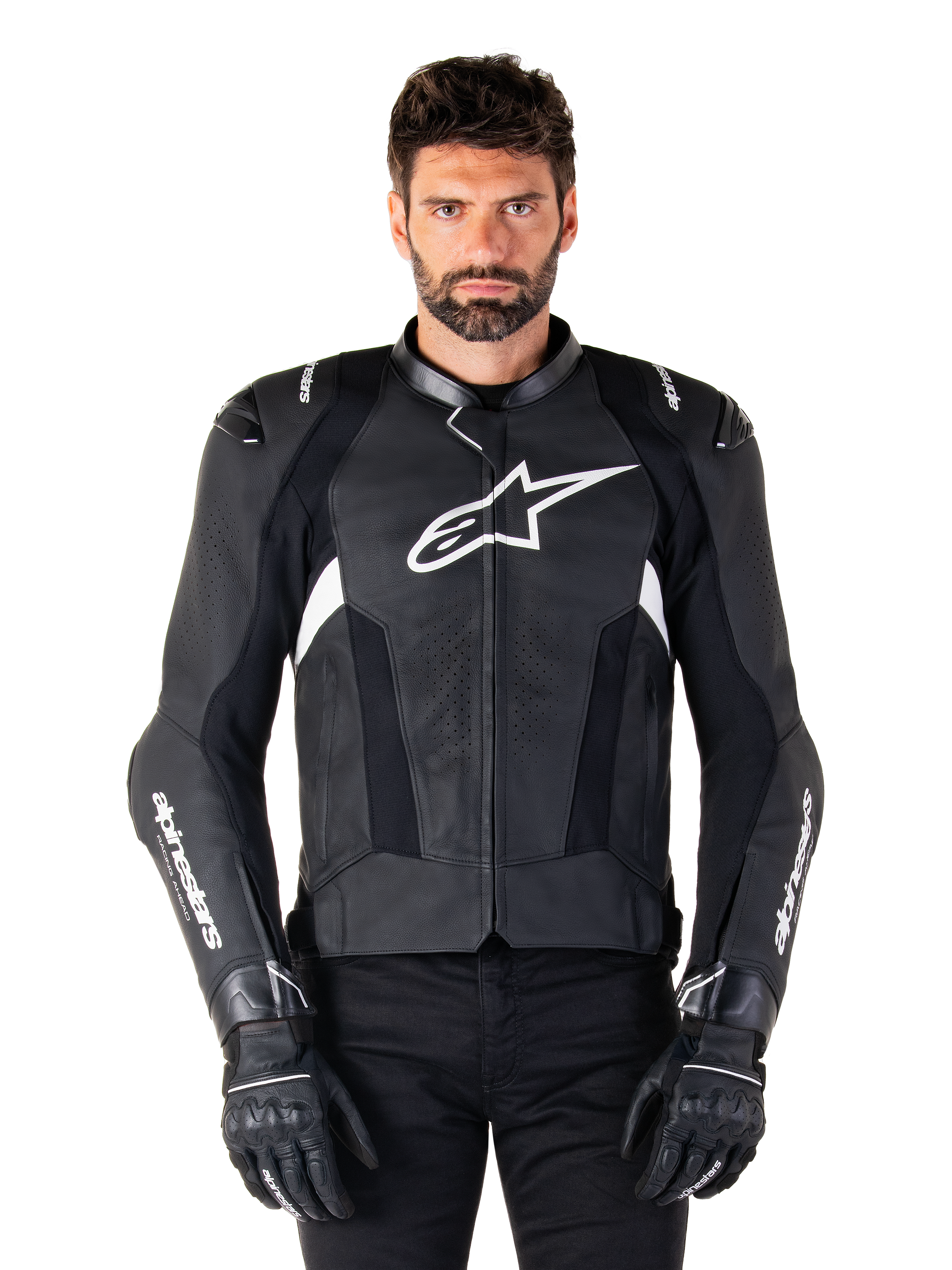 Blouson en cuir Alpinestars Missile V3, noir avec logos blancs, porté par un mannequin avec des gants de moto noirs, veste de course en cuir premium avec panneaux de ventilation perforés et caractéristiques de performance