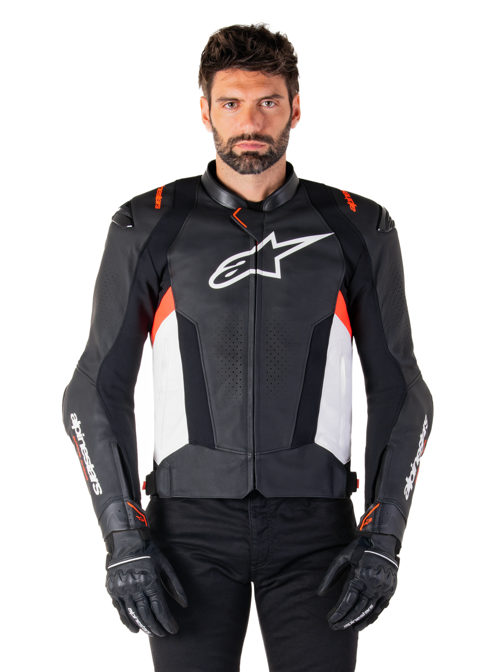 Alpinestars Missile V3 leren jas, zwart, wit en rood fluo, premium racing sportjas van rundleer, wit logo op de borst en Alpinestars-branding op de mouwen, gedragen met zwarte motorhandschoenen en broek