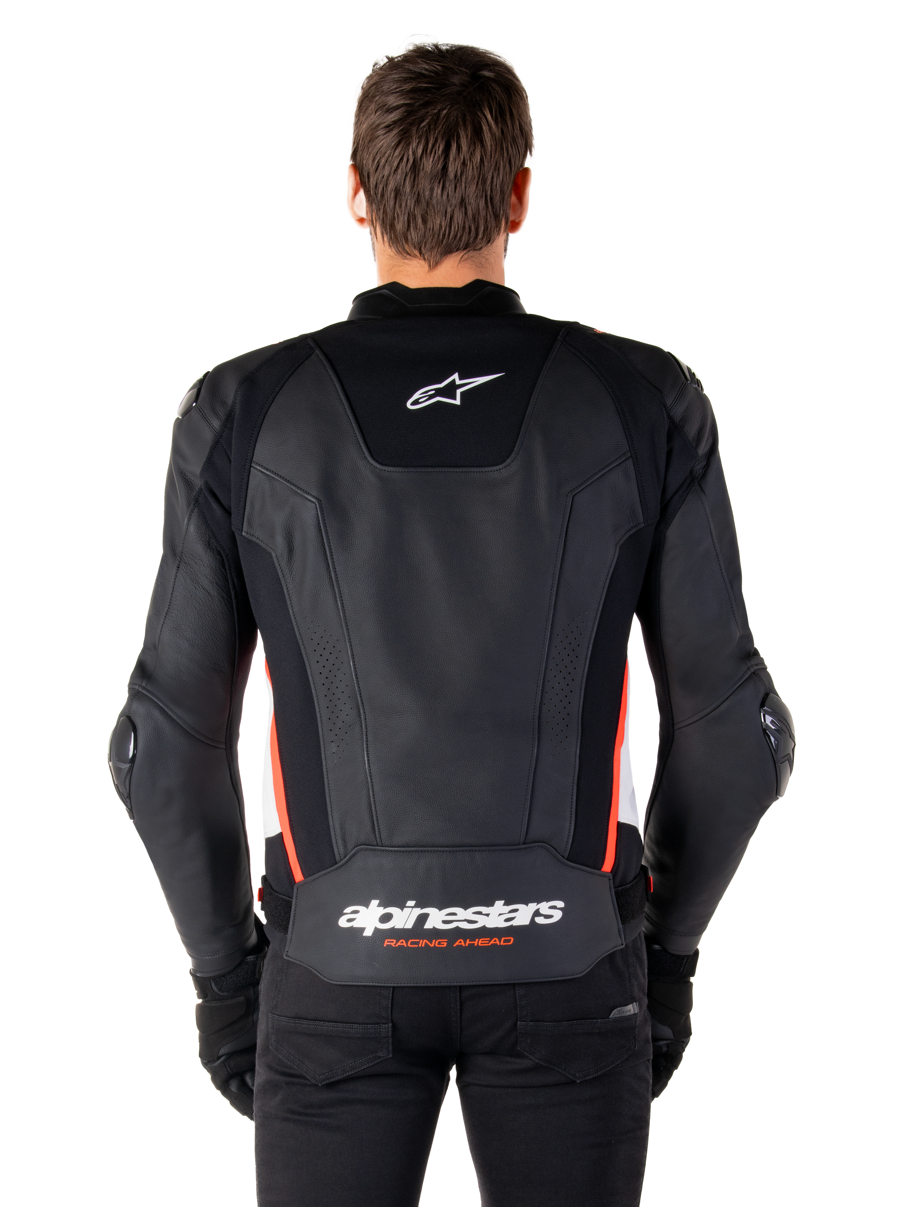 Alpinestars Missile V3 Leren Jas, achteraanzicht, premium zwart leer met rood fluo en witte accenten, met een wit ster-logo op de bovenrug en Alpinestars-branding op de onderrug, gedragen met een zwarte broek en handschoenen.