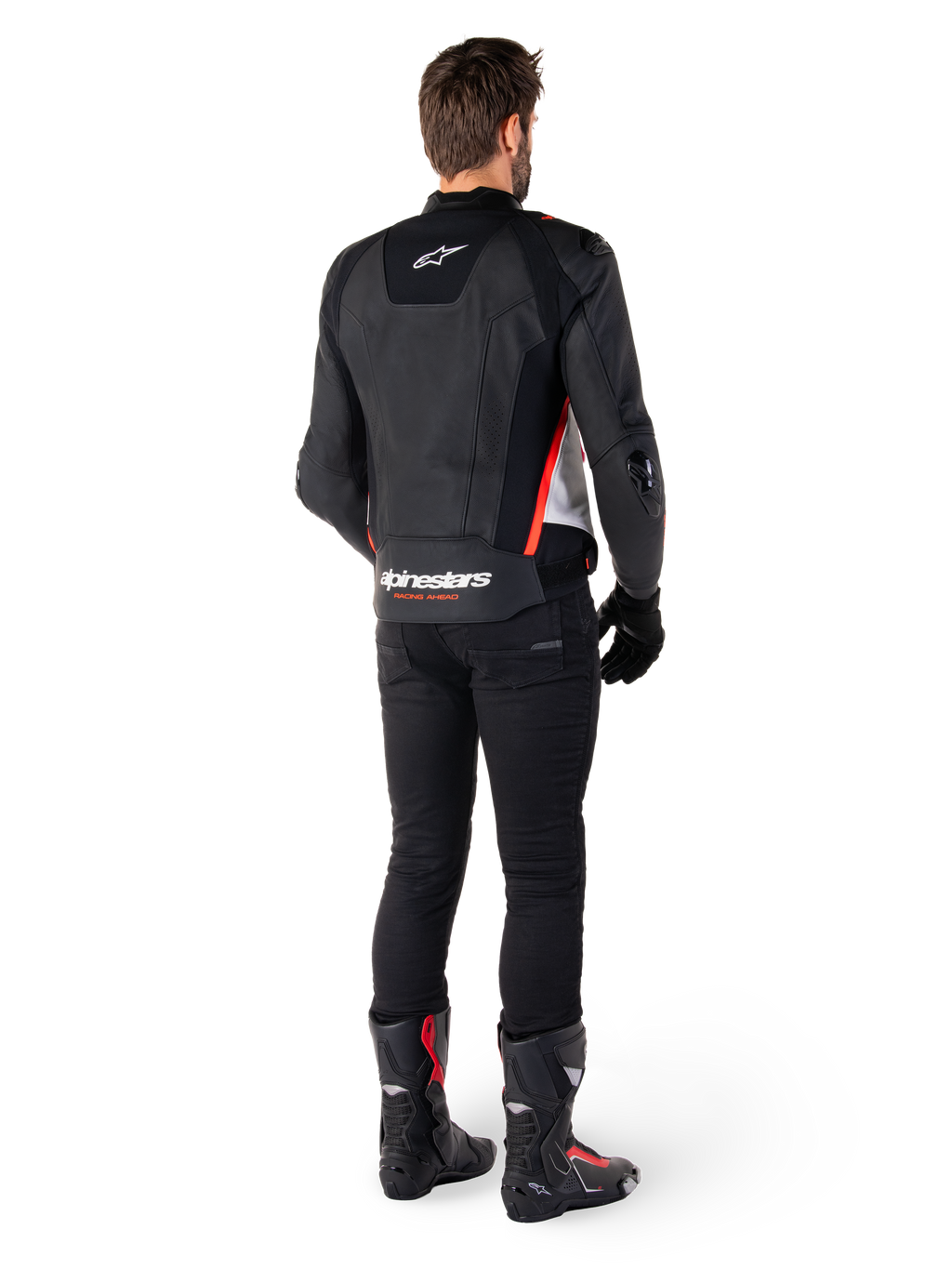 Alpinestars Missile V3 Leren Jas in Zwart Wit Rood Fluo, achteraanzicht op een mannelijke rijder, met Alpinestars-branding op de boven- en onderrug, gecombineerd met een zwarte broek en motorlaarzen, op racen geïnspireerde leren sportjas