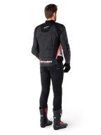 Alpinestars Missile V3 Leren Jas in Zwart Wit Rood Fluo, achteraanzicht op een mannelijke rijder, met Alpinestars-branding op de boven- en onderrug, gecombineerd met een zwarte broek en motorlaarzen, op racen geïnspireerde leren sportjas