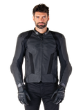 Alpinestars Missile V3 Airflow Lederjacke, Schwarz, Motorrad-Rennjacke, getragen von einem Modell mit schwarzen Handschuhen und Hosen, mit perforierten Lederpaneelen, Mesh-Belüftung und externen Schulterprotektoren, Premium-Lederkonstruktion für sportliches Fahren