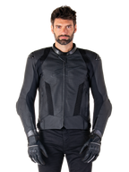 Alpinestars Missile V3 Airflow Lederjacke, Schwarz, Motorrad-Rennjacke, getragen von einem Modell mit schwarzen Handschuhen und Hosen, mit perforierten Lederpaneelen, Mesh-Belüftung und externen Schulterprotektoren, Premium-Lederkonstruktion für sportliches Fahren