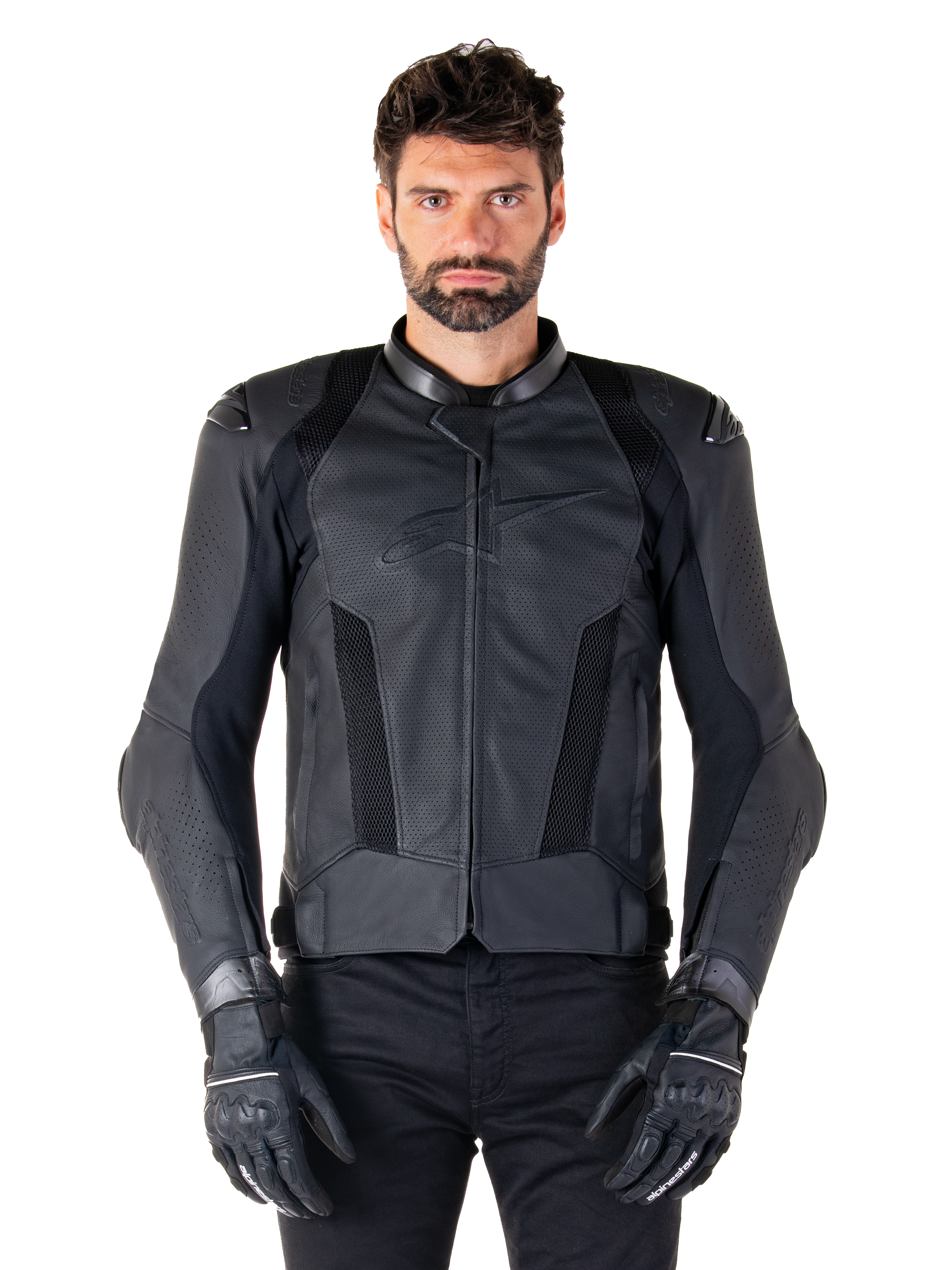 Alpinestars Missile V3 Airflow Lederjacke, Schwarz, Motorrad-Rennjacke, getragen von einem Modell mit schwarzen Handschuhen und Hosen, mit perforierten Lederpaneelen, Mesh-Belüftung und externen Schulterprotektoren, Premium-Lederkonstruktion für sportliches Fahren