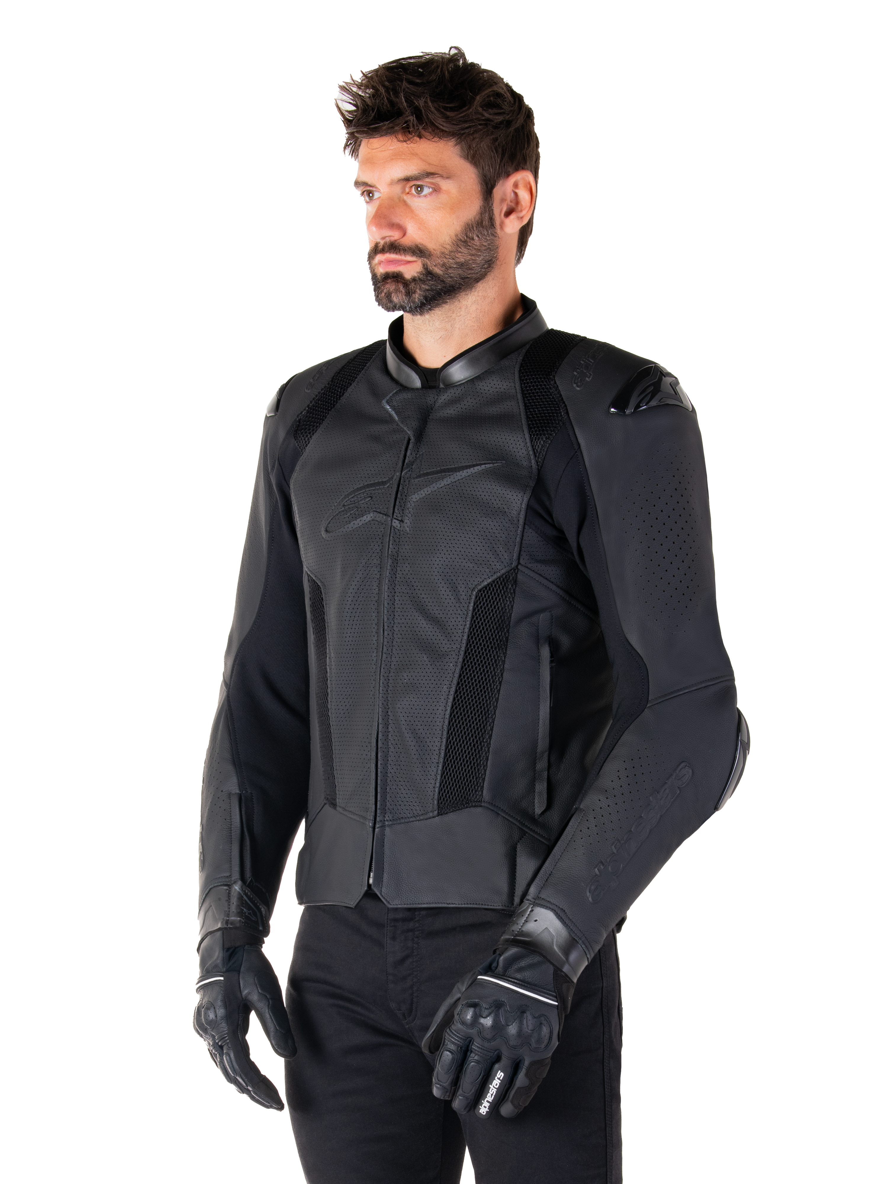 Alpinestars Missile V3 Airflow Lederjacke, Schwarz, getragen von einem Mann mit schwarzen Motorradhandschuhen und -hosen, mit umfangreichen perforierten Ledereinsätzen, DFS-Schulterprotektoren und sportlichem Race-Fit-Design.