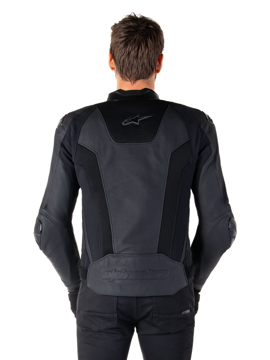 Rückansicht eines Models in der Alpinestars Missile V3 Airflow Lederjacke in Schwarz; zeigt umfangreiche perforierte Paneele und Mesh-Einsätze am Rücken zur Belüftung sowie ein geprägtes Branding am unteren Rücken.