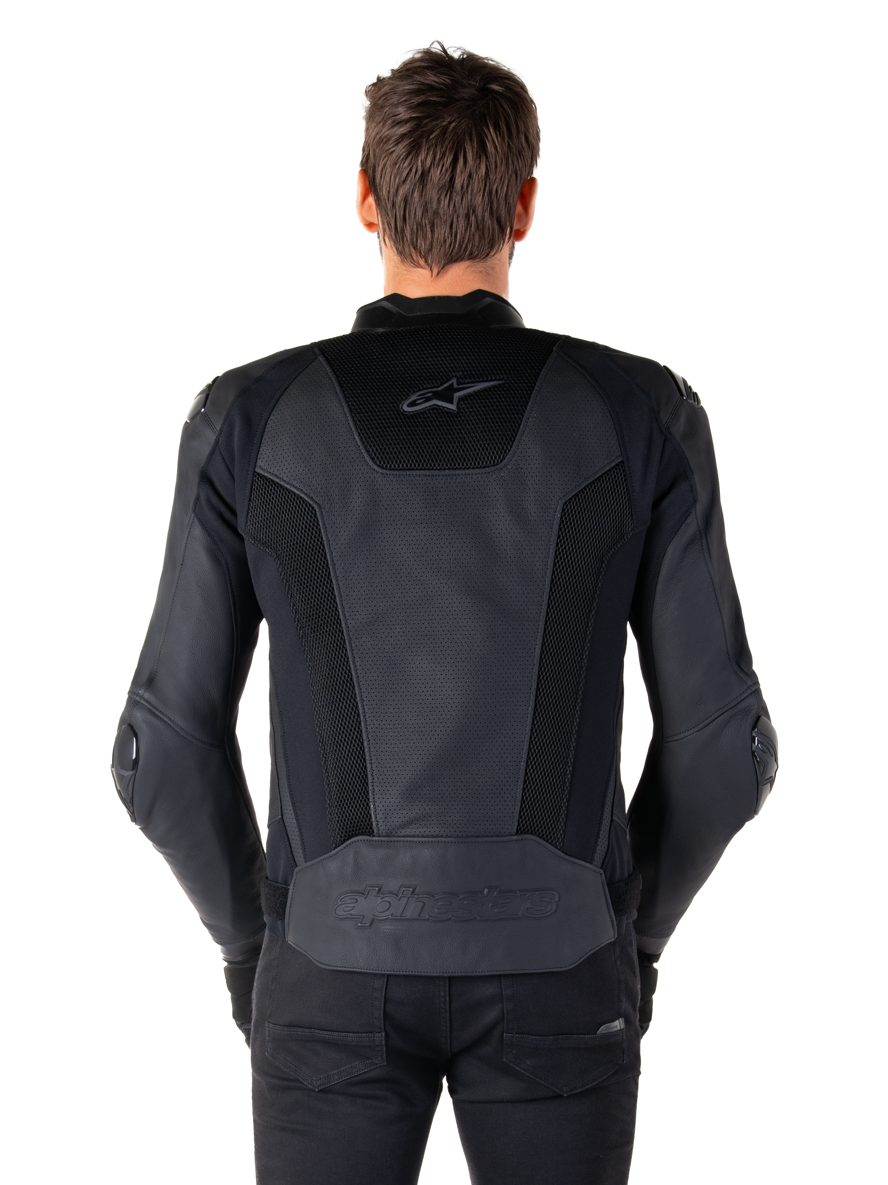 Rückansicht eines Models in der Alpinestars Missile V3 Airflow Lederjacke in Schwarz; zeigt umfangreiche perforierte Paneele und Mesh-Einsätze am Rücken zur Belüftung sowie ein geprägtes Branding am unteren Rücken.