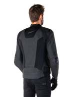 Alpinestars Missile V3 Airflow Lederjacke, Schwarz, Rückansicht am Modell, mit perforiertem Leder und Mesh-Einsätzen zur Belüftung, externe TPU-Protektoren an Schultern und Ellbogen, schlankes, vom Rennsport inspiriertes Design