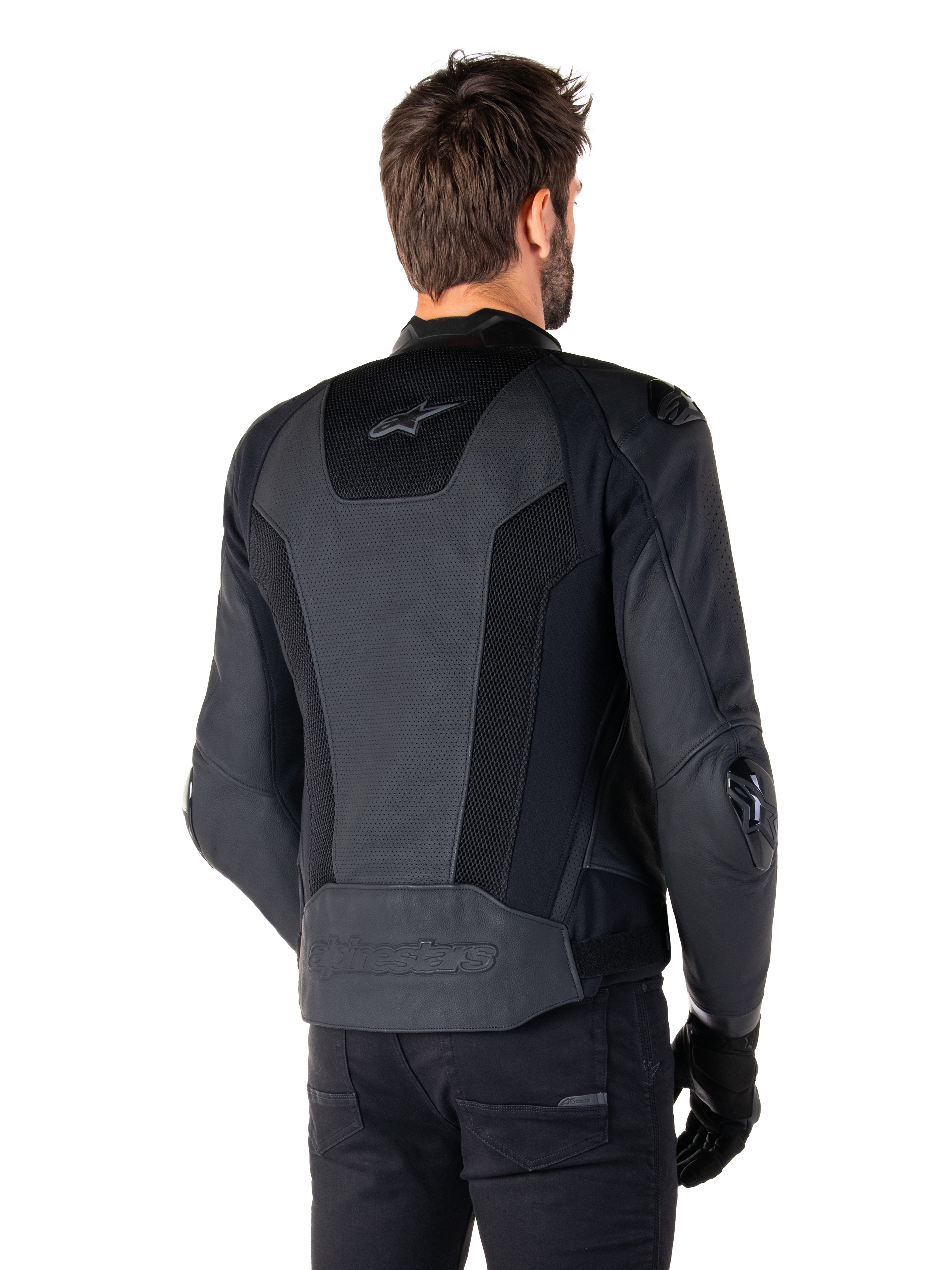 Alpinestars Missile V3 Airflow Lederjacke, Schwarz, Rückansicht am Modell, mit perforiertem Leder und Mesh-Einsätzen zur Belüftung, externe TPU-Protektoren an Schultern und Ellbogen, schlankes, vom Rennsport inspiriertes Design