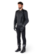 Alpinestars Missile V3 Airflow Lederjacke, Schwarz, getragen von einem Fahrer mit passender schwarzer Hose, Handschuhen und Stiefeln, mit perforiertem Rindleder für maximale Belüftung und DFS-Schulterprotektoren, erstklassige Sport-Motorradausrüstung