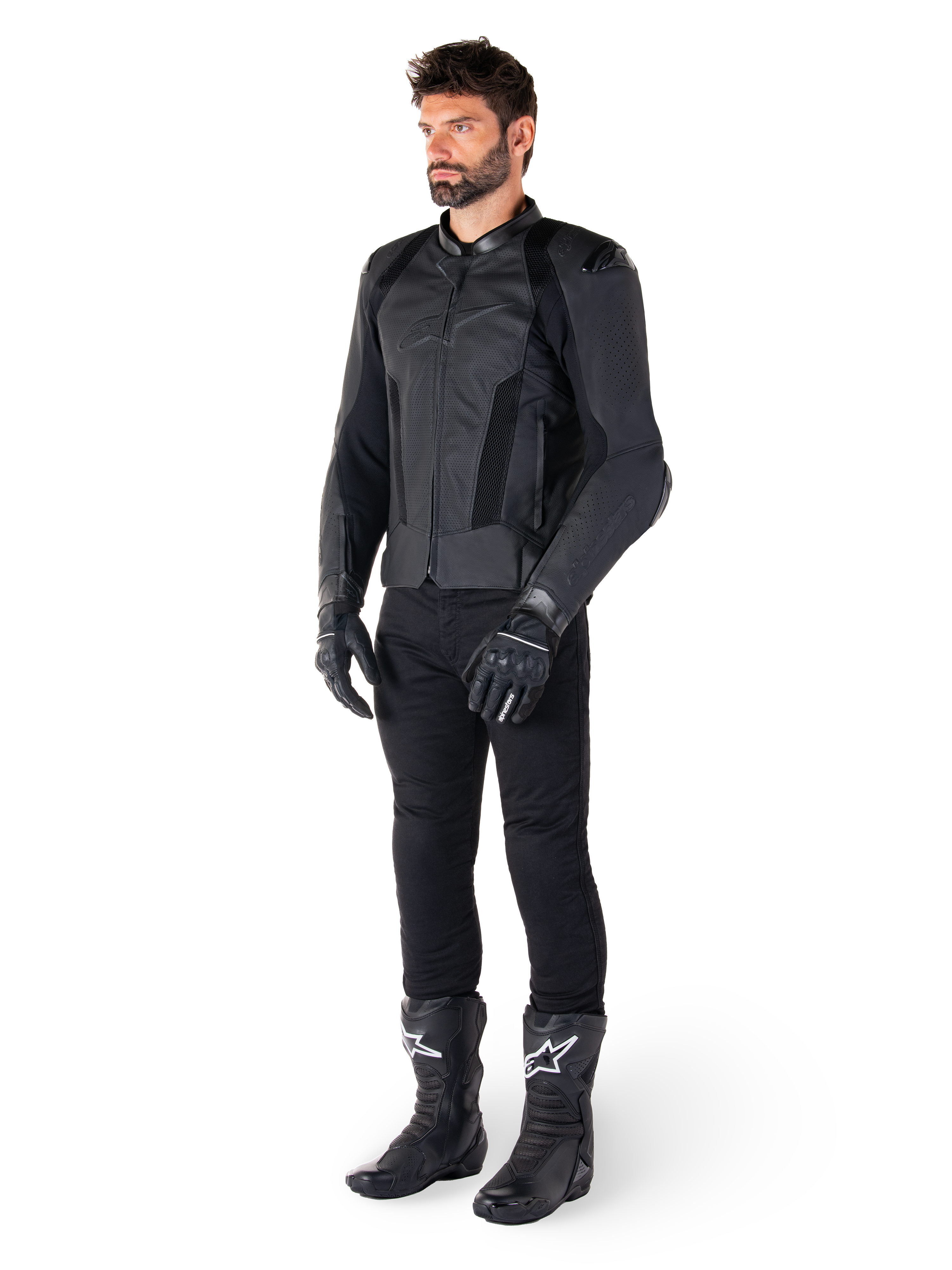Alpinestars Missile V3 Airflow Lederjacke, Schwarz, getragen von einem Fahrer mit passender schwarzer Hose, Handschuhen und Stiefeln, mit perforiertem Rindleder für maximale Belüftung und DFS-Schulterprotektoren, erstklassige Sport-Motorradausrüstung