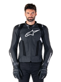 Alpinestars Missile V3 Airflow Lederjacke, Schwarz und Weiß, Motorrad-Rennjacke mit perforierten Leder-Belüftungseinsätzen, großes weißes Stern-Logo auf der Brust, getragen mit passenden Handschuhen, sportliches Schutzdesign