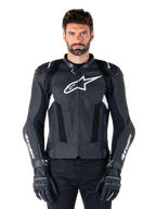 Alpinestars Missile V3 Airflow Lederjacke, Schwarz und Weiß, Motorrad-Rennjacke mit perforierten Leder-Belüftungseinsätzen, großes weißes Stern-Logo auf der Brust, getragen mit passenden Handschuhen, sportliches Schutzdesign