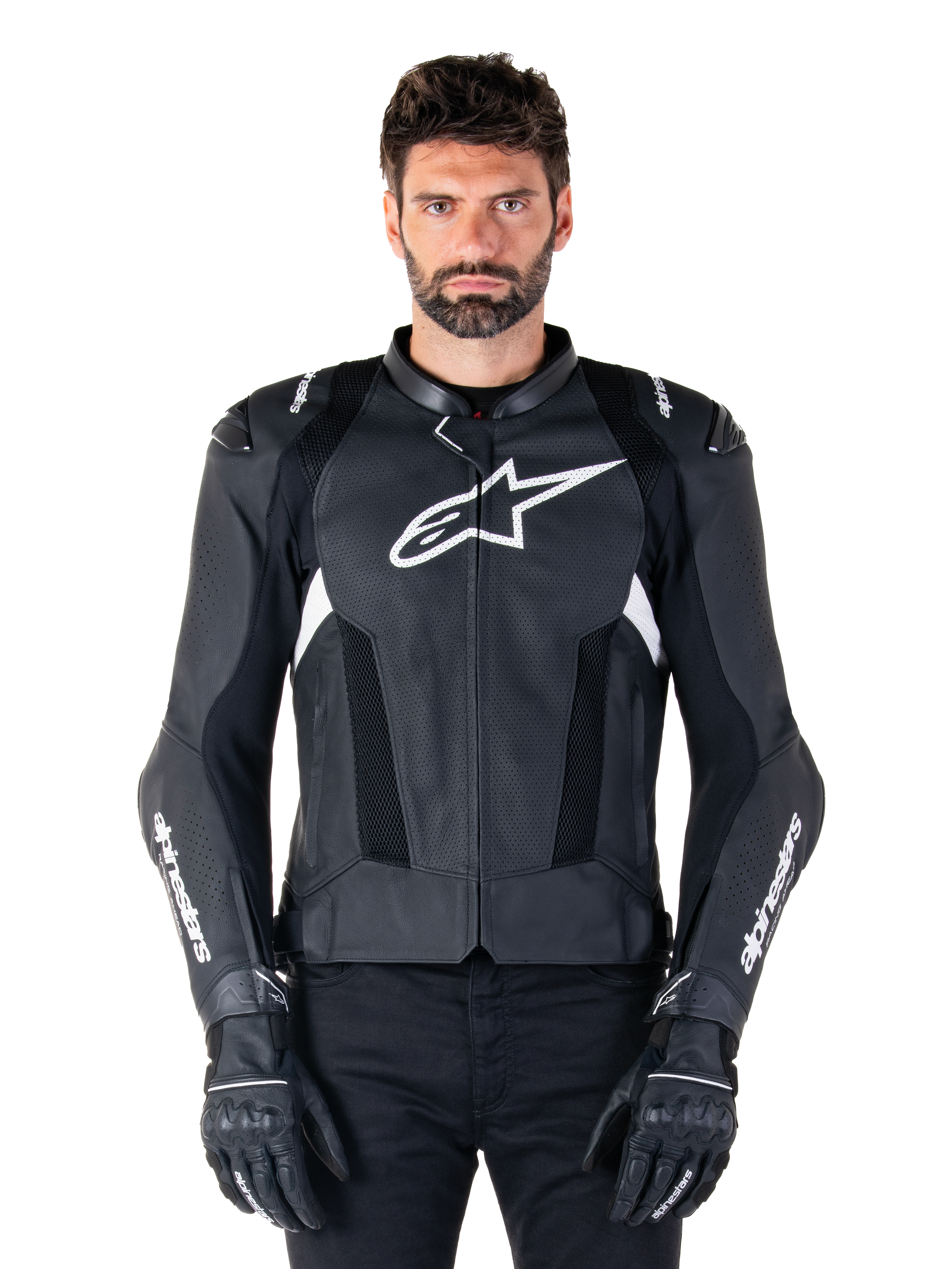 Alpinestars Missile V3 Airflow Lederjacke, Schwarz und Weiß, Motorrad-Rennjacke mit perforierten Leder-Belüftungseinsätzen, großes weißes Stern-Logo auf der Brust, getragen mit passenden Handschuhen, sportliches Schutzdesign
