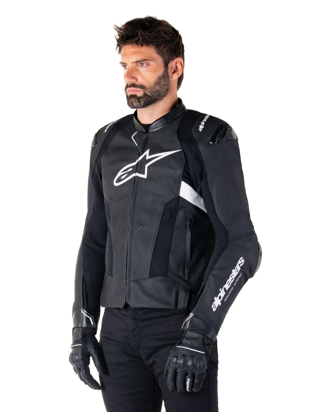 Mann in der Alpinestars Missile V3 Airflow Lederjacke, Motorradjacke in Schwarz und Weiß, hochwertiges perforiertes Leder für Luftzirkulation, weißes Alpinestars-Logo auf Brust und Ärmel, sportliche Passform im Rennsport-Stil, getragen mit schwarzen Handschuhen und Hose