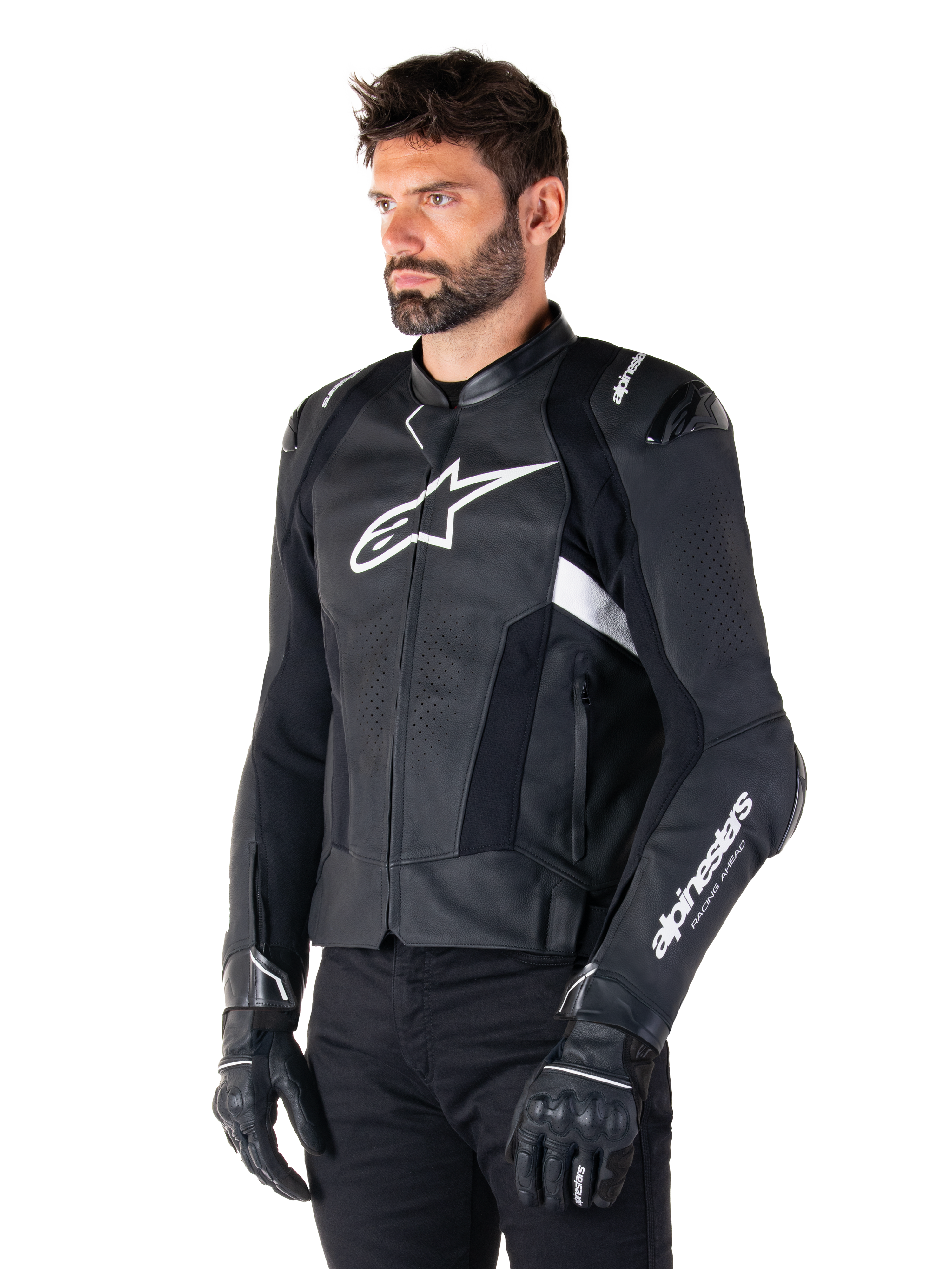 Mann in der Alpinestars Missile V3 Airflow Lederjacke, Motorradjacke in Schwarz und Weiß, hochwertiges perforiertes Leder für Luftzirkulation, weißes Alpinestars-Logo auf Brust und Ärmel, sportliche Passform im Rennsport-Stil, getragen mit schwarzen Handschuhen und Hose