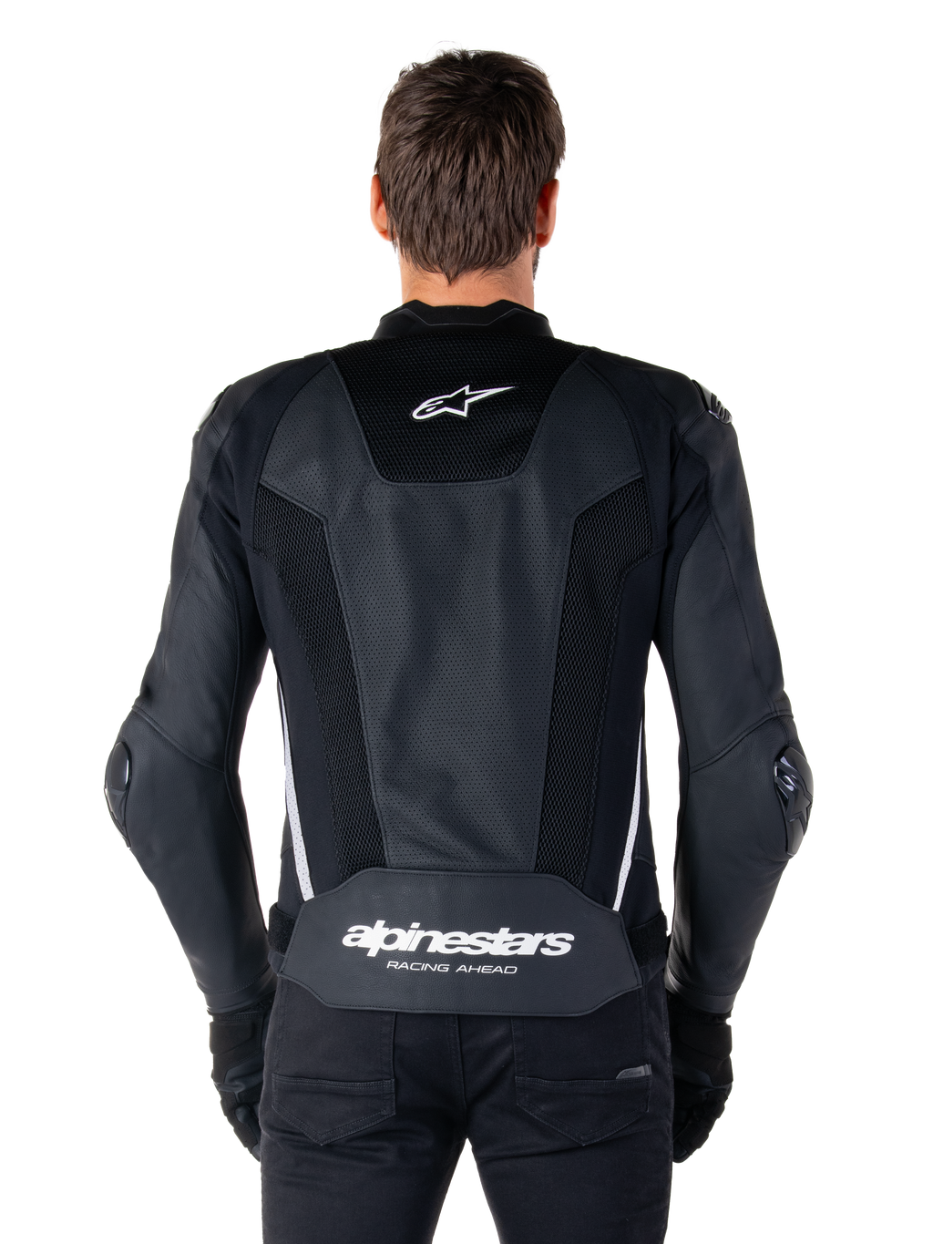 Alpinestars Missile V3 Airflow Lederjacke, Schwarz und Weiß, Rückansicht am Fahrer, mit umfassenden perforierten Ledereinsätzen, weißen Seitenakzenten, Alpinestars Stern-Logo auf dem oberen Rücken und 'alpinestars RACING AHEAD'-Branding am unteren Rücken.