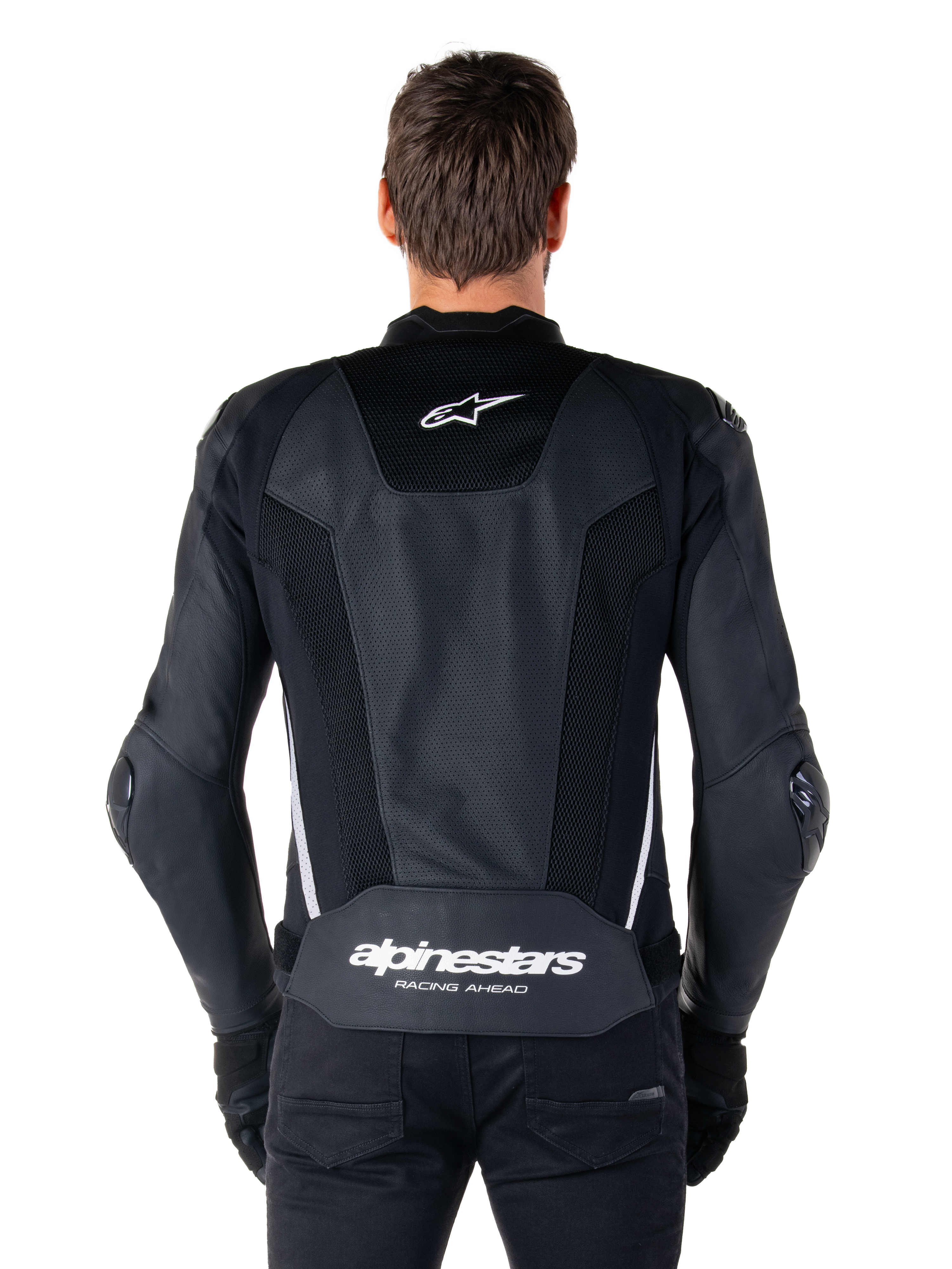 Alpinestars Missile V3 Airflow Lederjacke, Schwarz und Weiß, Rückansicht am Fahrer, mit umfassenden perforierten Ledereinsätzen, weißen Seitenakzenten, Alpinestars Stern-Logo auf dem oberen Rücken und 'alpinestars RACING AHEAD'-Branding am unteren Rücken.