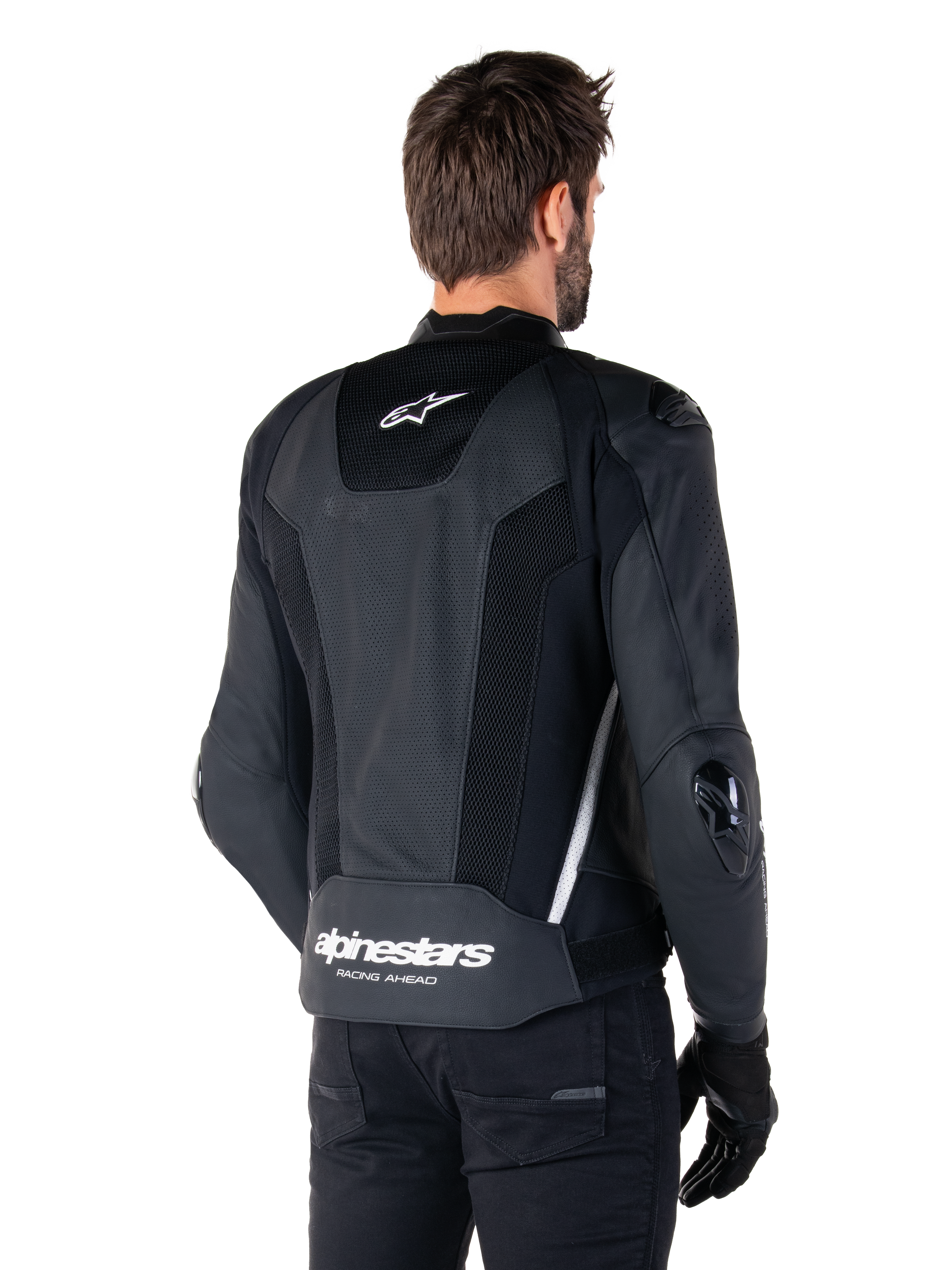 Alpinestars Missile V3 Airflow Lederjacke, Schwarz und Weiß, Rückansicht mit perforiertem Leder und Mesh-Einsätzen für maximale Belüftung, weißes Alpinestars-Branding am unteren Rücken und Stern-Logo am Nacken, getragen mit schwarzer Fahrausrüstung, Premium-Rennsport-Design.