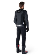 Alpinestars Missile V3 Airflow Lederjacke, Schwarz/Weiß, Rückansicht getragen mit schwarzer technischer Hose und Rennstiefeln, mit perforierten Leder-Rückeneinsätzen und markantem Alpinestars-Branding am unteren Rücken.