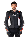 Alpinestars Missile V3 Airflow Lederjacke, Motorrad-Rennjacke, Schwarz und Weiß mit Rot Fluo Akzenten, perforierte Belüftungseinsätze, weißes Sternlogo auf der Brust, getragen mit schwarz-roten Handschuhen, hochwertige Lederkonstruktion