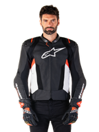 Alpinestars Missile V3 Airflow Lederjacke, Motorrad-Rennjacke, Schwarz und Weiß mit Rot Fluo Akzenten, perforierte Belüftungseinsätze, weißes Sternlogo auf der Brust, getragen mit schwarz-roten Handschuhen, hochwertige Lederkonstruktion