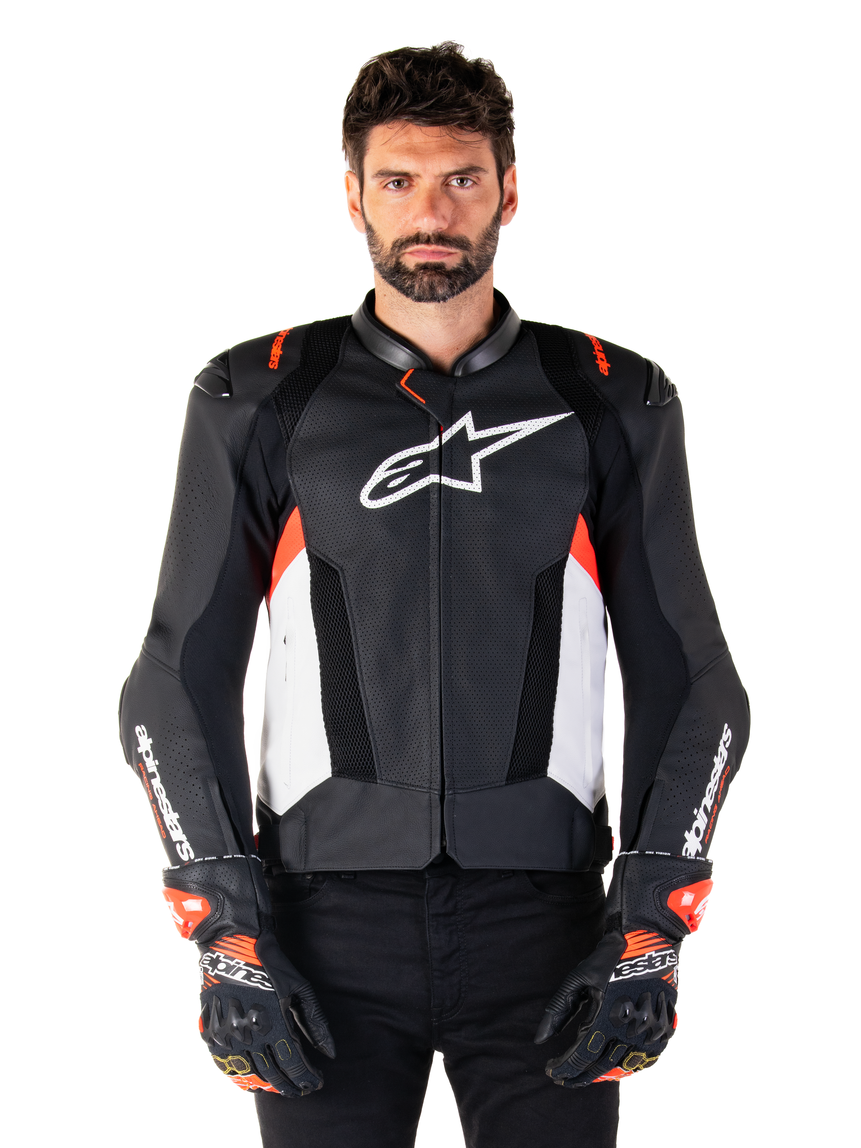 Alpinestars Missile V3 Airflow Lederjacke, Motorrad-Rennjacke, Schwarz und Weiß mit Rot Fluo Akzenten, perforierte Belüftungseinsätze, weißes Sternlogo auf der Brust, getragen mit schwarz-roten Handschuhen, hochwertige Lederkonstruktion