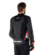 Alpinestars Missile V3 Airflow Lederjacke, Rückansicht, Schwarz, Weiß und Fluo-Rot, mit umfangreichen Perforationen zur Kühlung, externen DFS-Slidern an Schultern und Ellbogen, Alpinestars-Branding am unteren Rücken.
