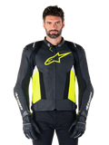 Alpinestars Missile V3 Airflow Lederjacke, Rennsport-Motorradjacke, Schwarz, Neongelb und Weiß, getragen von einem Model mit schwarzen Motorradhandschuhen, mit perforiertem Leder auf der Brust, auffälligem neongelben Logo und weißem Branding auf den Ärmeln