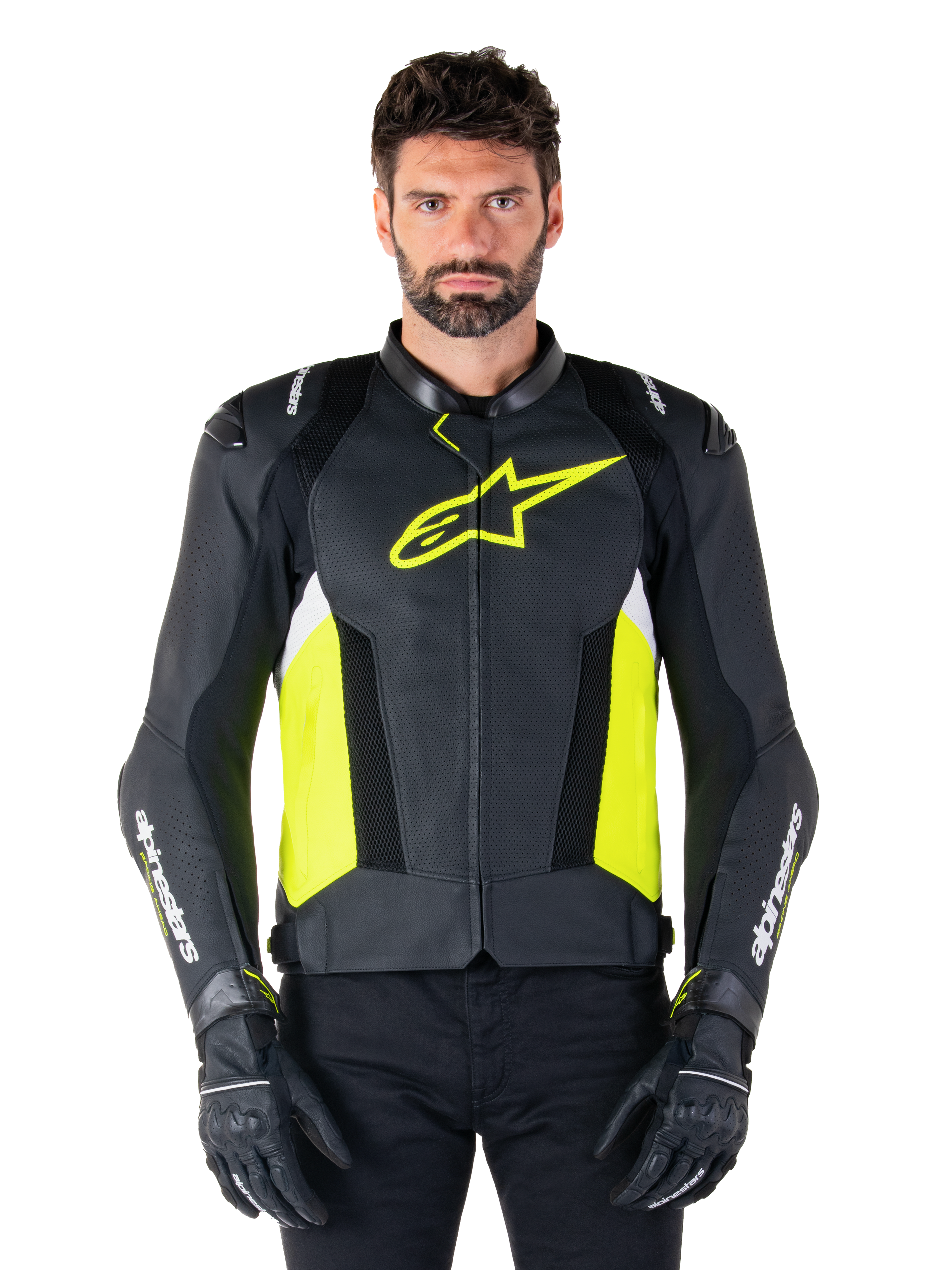 Alpinestars Missile V3 Airflow Lederjacke, Rennsport-Motorradjacke, Schwarz, Neongelb und Weiß, getragen von einem Model mit schwarzen Motorradhandschuhen, mit perforiertem Leder auf der Brust, auffälligem neongelben Logo und weißem Branding auf den Ärmeln