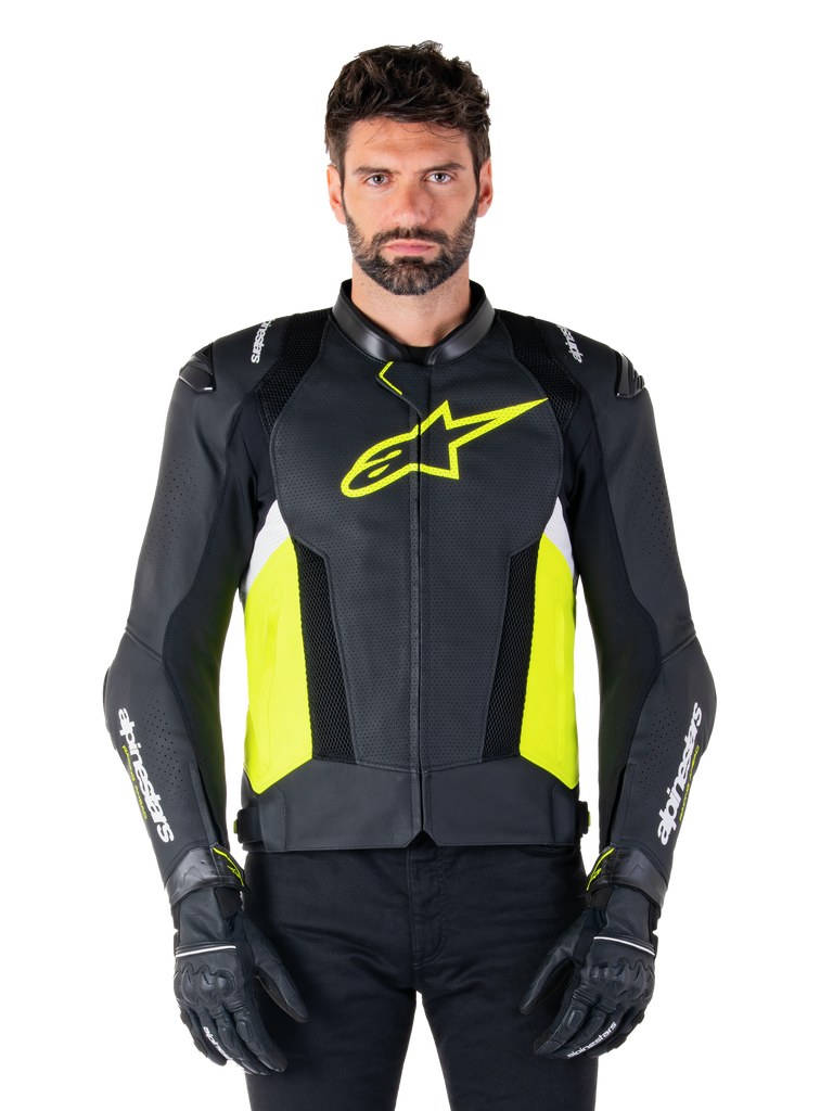 Alpinestars Missile V3 Airflow Lederjacke, Rennsport-Motorradjacke, Schwarz, Neongelb und Weiß, getragen von einem Model mit schwarzen Motorradhandschuhen, mit perforiertem Leder auf der Brust, auffälligem neongelben Logo und weißem Branding auf den Ärmeln