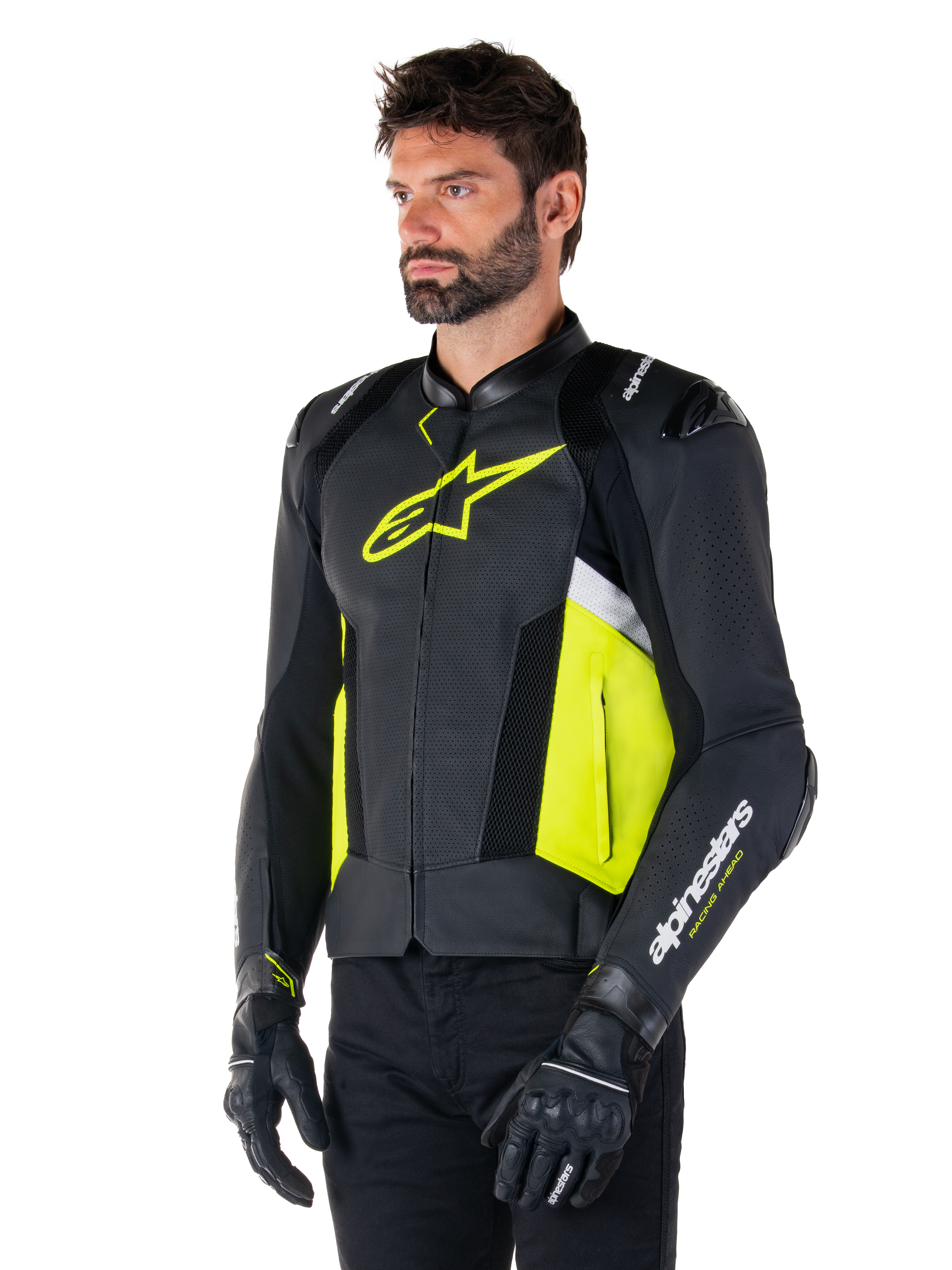 Männliches Model trägt Alpinestars Missile V3 Airflow Lederjacke, Schwarz mit Gelb Fluo und weißen Akzenten, mit perforiertem Leder für maximale Belüftung, markantes gelbes Logo auf der Brust, kombiniert mit schwarzen Handschuhen und Hosen, sportliche Racing-Motorradausrüstung