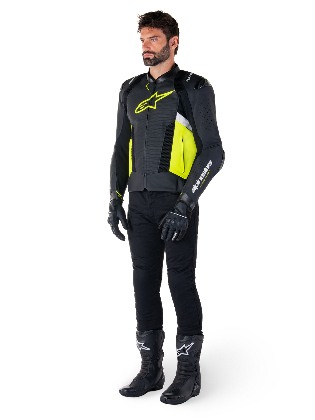 Männliches Model in der Alpinestars Missile V3 Airflow Lederjacke in Schwarz, Gelb Fluo und Weiß, kombiniert mit schwarzen Motorradhandschuhen, Hose und Stiefeln, zeigt das perforierte Lederdesign und die vom Rennsport inspirierte Ästhetik.