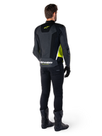 Alpinestars Missile V3 Airflow Lederjacke, Schwarz Fluo-Gelb Weiß, Rückansicht am Fahrer, mit perforierten Leder-Rückenpanelen, gelbem Alpinestars-Logo und weißen Akzenten, getragen mit schwarzer Motorradhose und Stiefeln