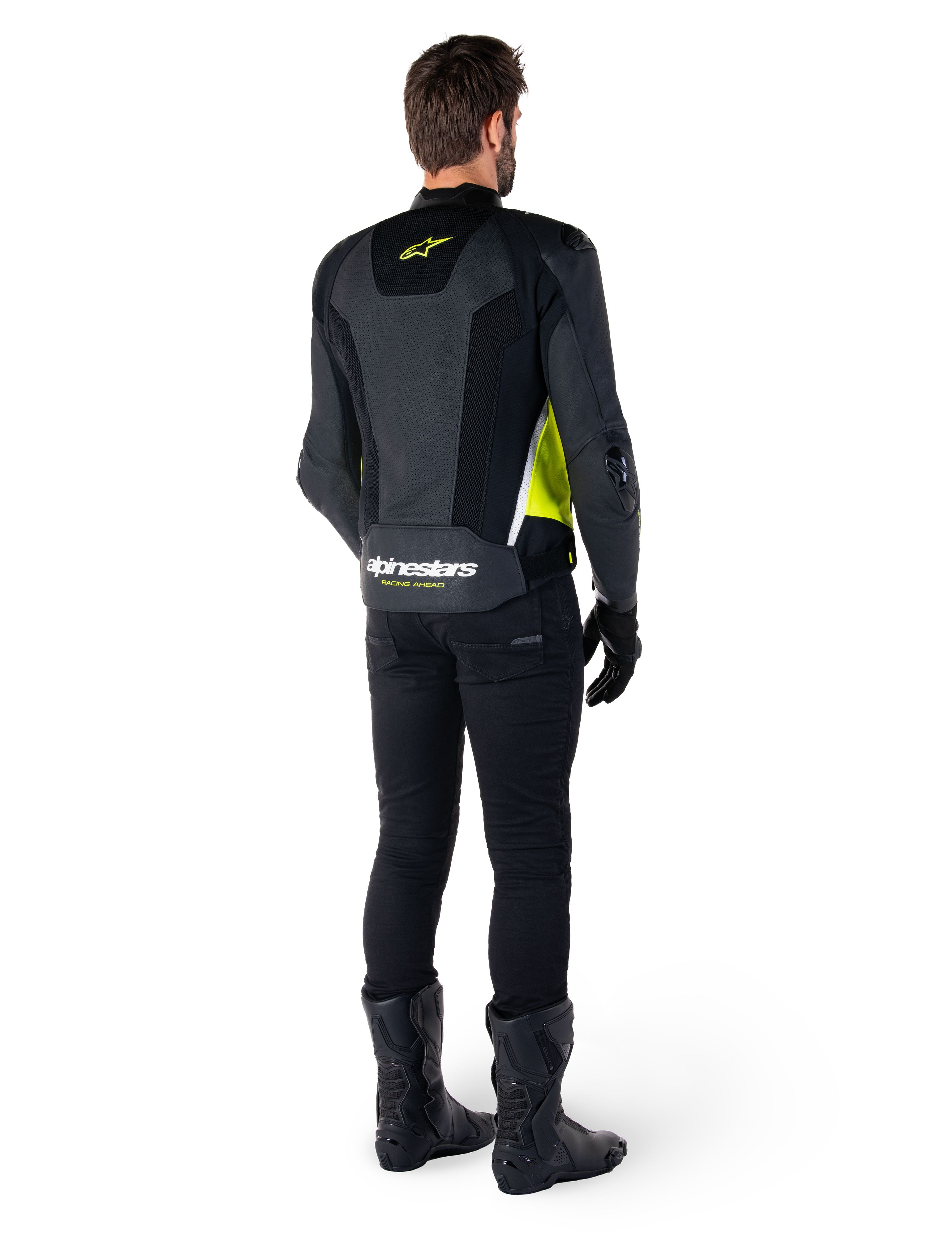 Alpinestars Missile V3 Airflow Lederjacke, Schwarz Fluo-Gelb Weiß, Rückansicht am Fahrer, mit perforierten Leder-Rückenpanelen, gelbem Alpinestars-Logo und weißen Akzenten, getragen mit schwarzer Motorradhose und Stiefeln