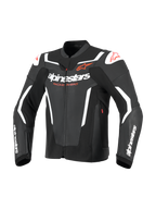 Alpinestars GP Force V2 Lederjacke, Sport-Motorradjacke, Schwarz und Weiß, mit markantem weißen Alpinestars-Schriftzug auf der Brust und den Ärmeln, roten Stern-Logos und externen Schulterschleifern, professionelles, vom Rennsport inspiriertes Lederdesign.