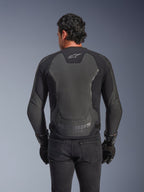 Veste en cuir Alpinestars GP Force V2, noire, vue arrière d'un homme portant la veste avec des gants noirs et un jean, dotée de larges panneaux de protection en cuir dans le dos, le logo Alpinestars sur le haut du dos et un marquage embossé au bas de la taille, équipement de moto d'inspiration sportive