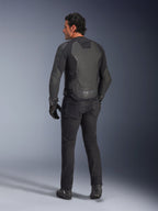 Vue arrière d'un mannequin portant la veste en cuir Alpinestars GP Force V2 en coloris Black Black, dotée d'une construction multi-panneaux et d'une coupe sport, associée à un pantalon, des gants et des bottes de moto noirs pour un look complet inspiré de la course moto.