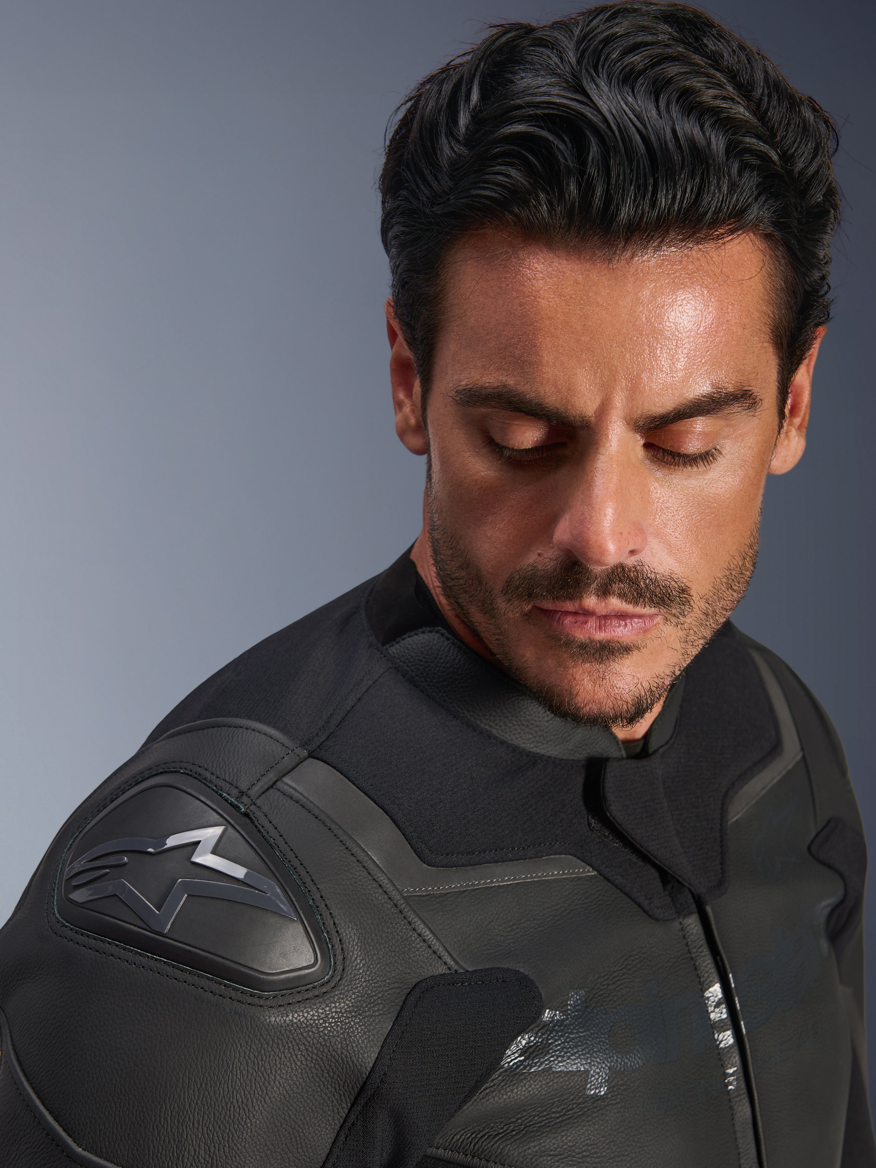 Veste en cuir Alpinestars GP Force V2, noir, gros plan d'un mannequin portant la veste, zoom sur l'épaule avec la protection GP Lite Evo DFS et le logo Alpinestars, construction en cuir multi-panneaux haut de gamme