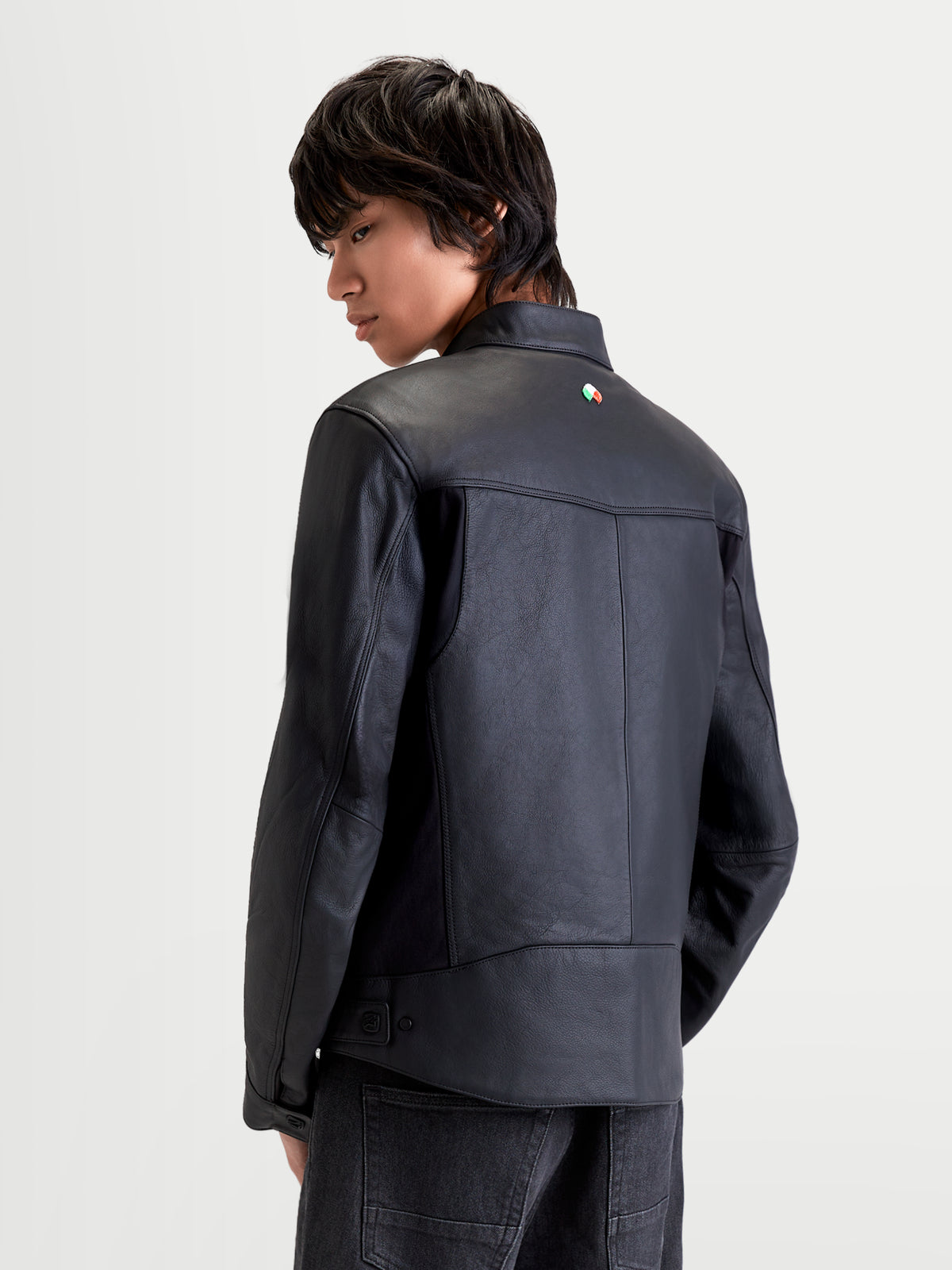 Alpinestars Maver X Veste en cuir, veste de moto urbaine contemporaine pour homme noire, vue de dos sur un modèle montrant la construction en cuir premium et le col style biker