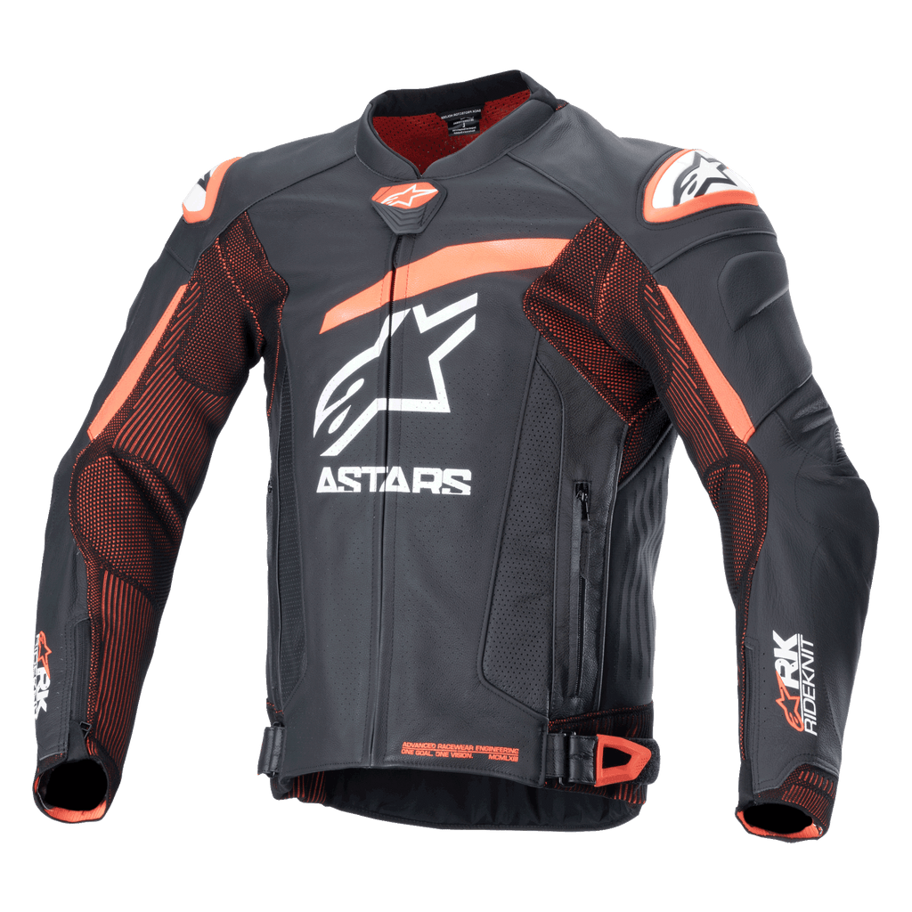 Alpinestars GP Plus R V4 Rideknit Lederjacke, Motorrad-Rennjacke in Schwarz und Orange mit weißen Logos, perforierte Brust und Ärmel, orangefarbene Schulterakzente, Frontreißverschluss mit verstellbaren Taillenriemen, strapazierfähiges sportliches Design