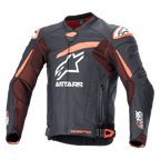 Alpinestars GP Plus R V4 Rideknit Lederjacke, Motorrad-Rennjacke in Schwarz und Orange mit weißen Logos, perforierte Brust und Ärmel, orangefarbene Schulterakzente, Frontreißverschluss mit verstellbaren Taillenriemen, strapazierfähiges sportliches Design