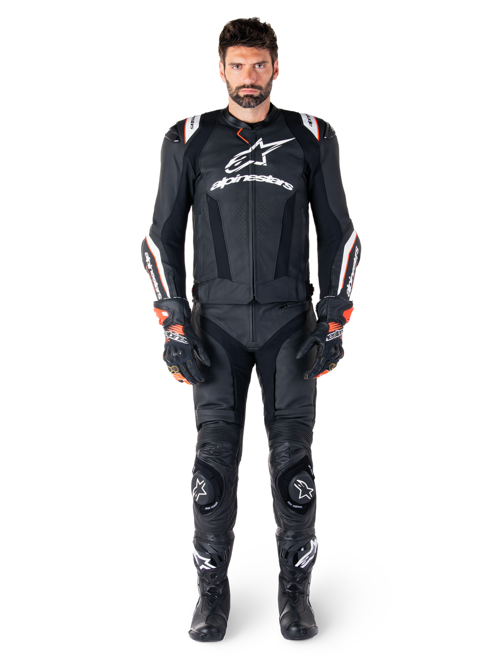 Männlicher Motorradfahrer in der Alpinestars Missile V3 Ignition Lederjacke in Schwarz, kombiniert mit passender Lederhose, Handschuhen und Stiefeln, mit weißem Alpinestars-Branding und roten Akzenten, entwickelt für professionelle Rennsportleistung.