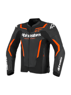 Alpinestars GP Force V2 Air Lederjacke, Schwarz und Red Fluo, perforierte Motorrad-Lederjacke mit weißem Alpinestars-Branding auf der Brust und den Ärmeln, leuchtend orangefarbenen Akzenten und integrierten Schulterprotektoren, Vorderansicht.